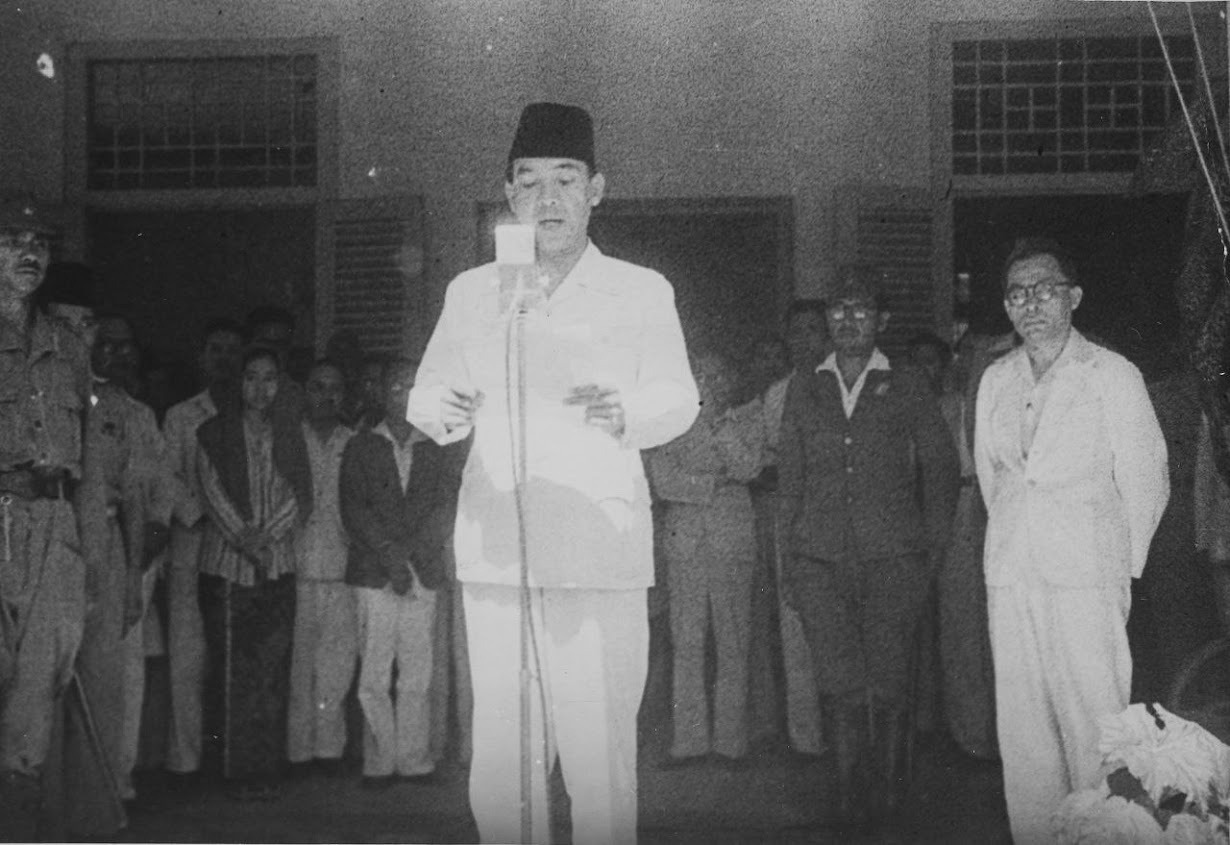 Soekarno Membacakan Naskah Proklamasi Kemerdekaan Indonesia, 17 Agustus 1945